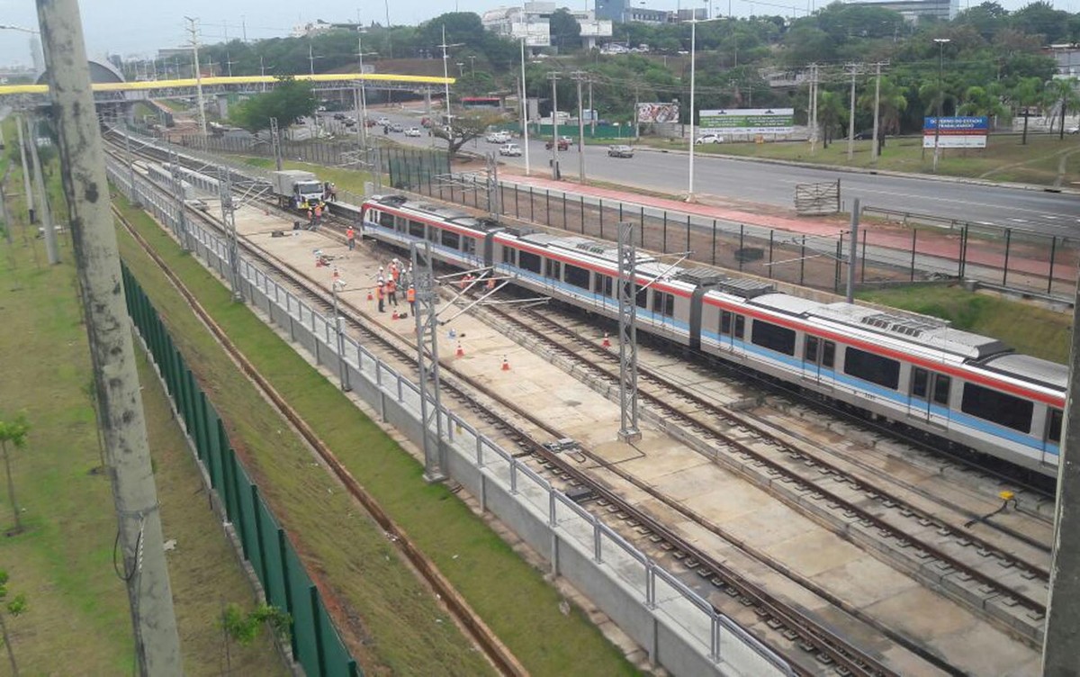 Trem para e passageiros relatam atrasos na linha 2 do metrô de Salvador