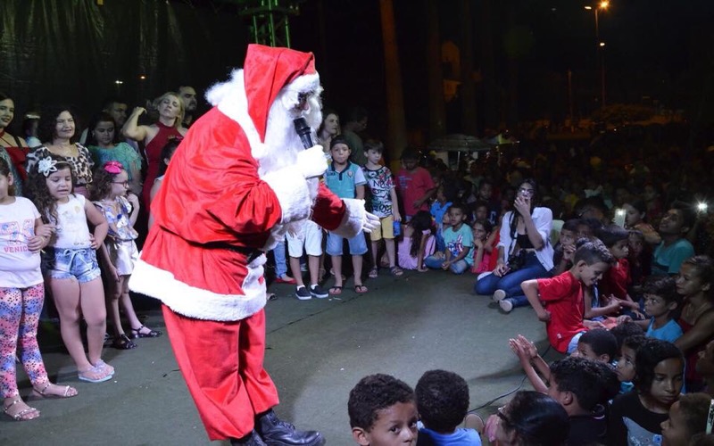 Chegada de Papai Noel reúne centenas de pessoas em Nova Olinda-CE