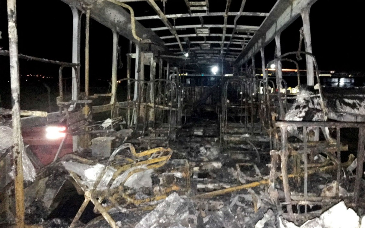 Ônibus é incendiado por homens em Feira de Santana