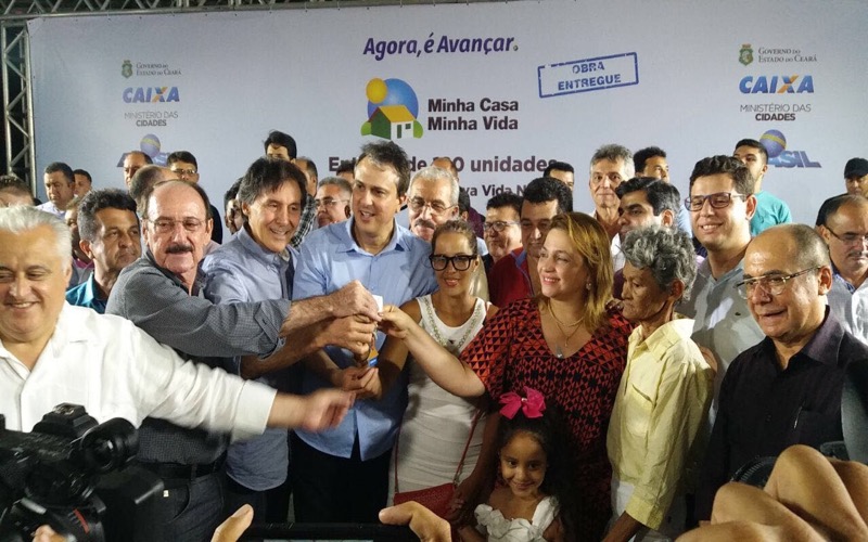 Eunício entrega casas e garante construção do Lago de Fronteiras em Crateús
