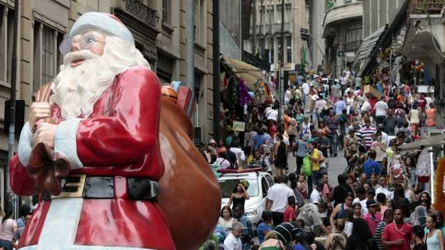 Consumidor leva mais presentes neste Natal, mas se queixa de crise