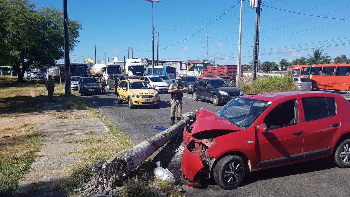 Motorista perde o controle e carro derruba poste na divisa de Olinda e Recife