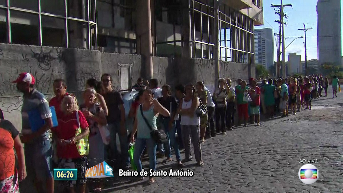 Idosos fazem fila de madrugada no Recife para realizar cadastramento e garantir benefício federal