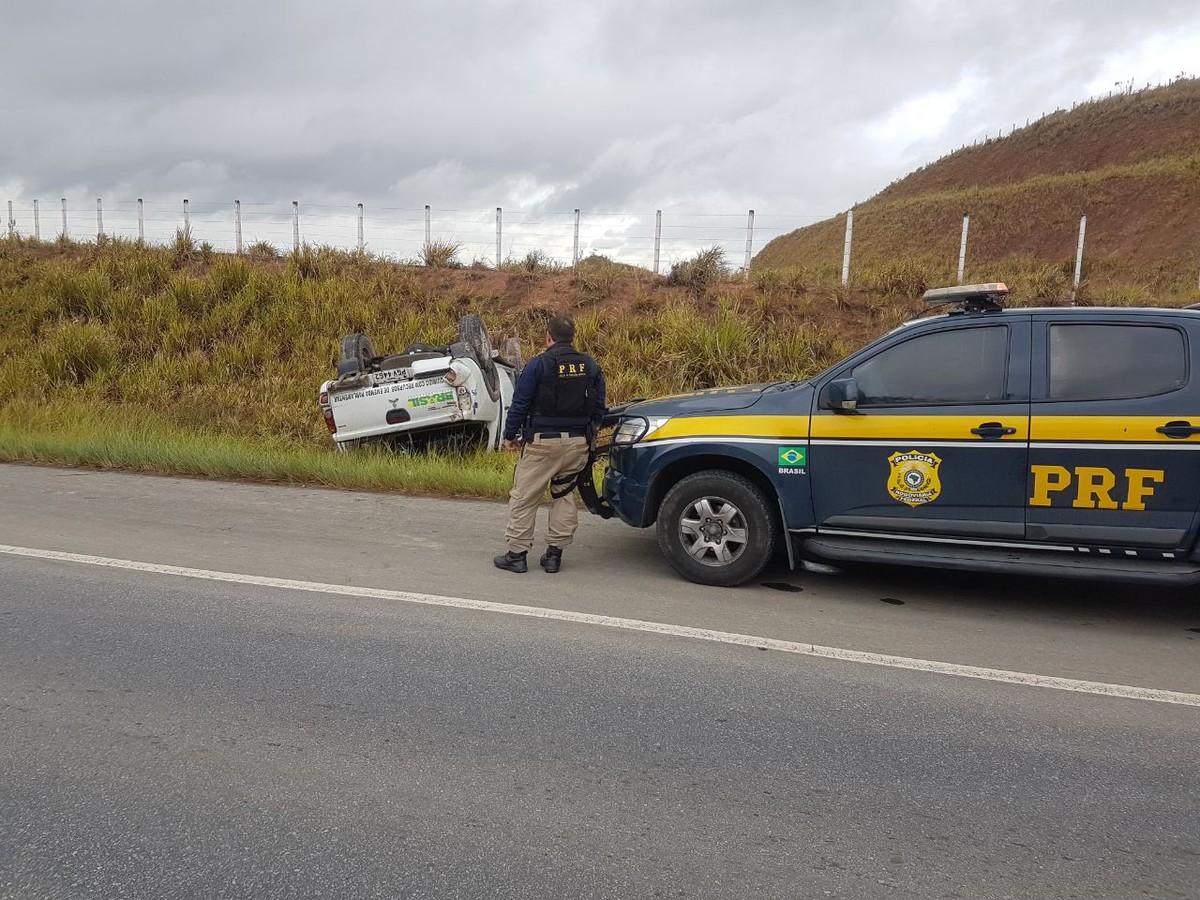 Caminhonete capota e deixa feridos na BR-408, no Grande Recife