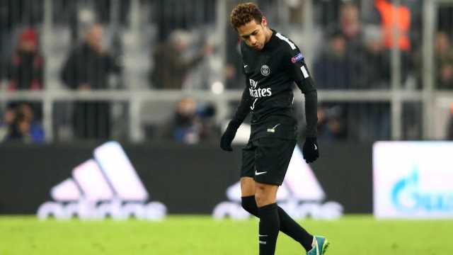 Champions: torcida atira em campo notas falsas com o rosto de Neymar