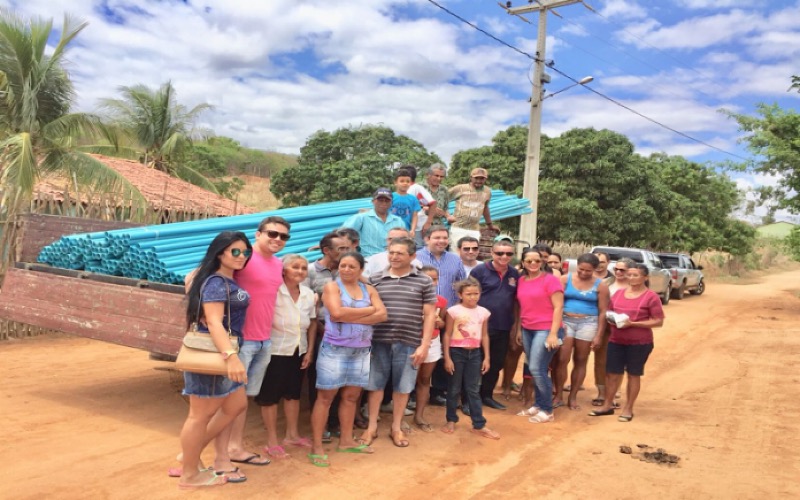 Após 7 anos  abandonados pelo poder publico municipal de Santana do Cariri, moradores do sítio baixa grande comemoram presente de Natal