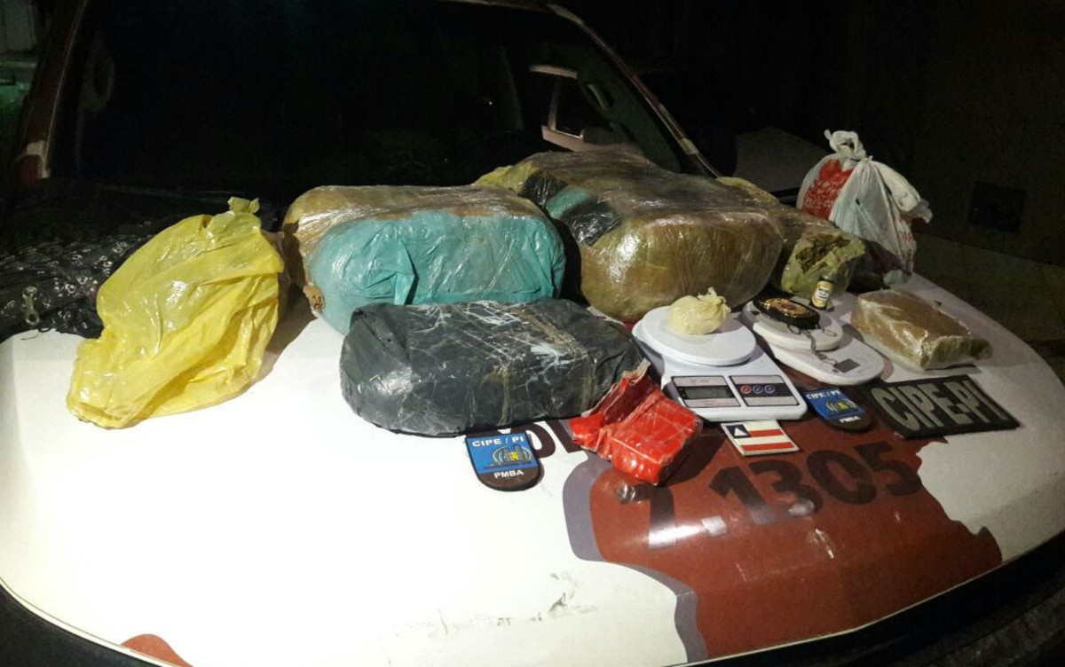 Trio suspeito de tráfico é preso com 20 quilos de drogas em Camaçari, região metropolitana de Salvador