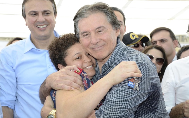Eunício e Camilo celebram com moradores do Crato a realização do sonho da casa própria