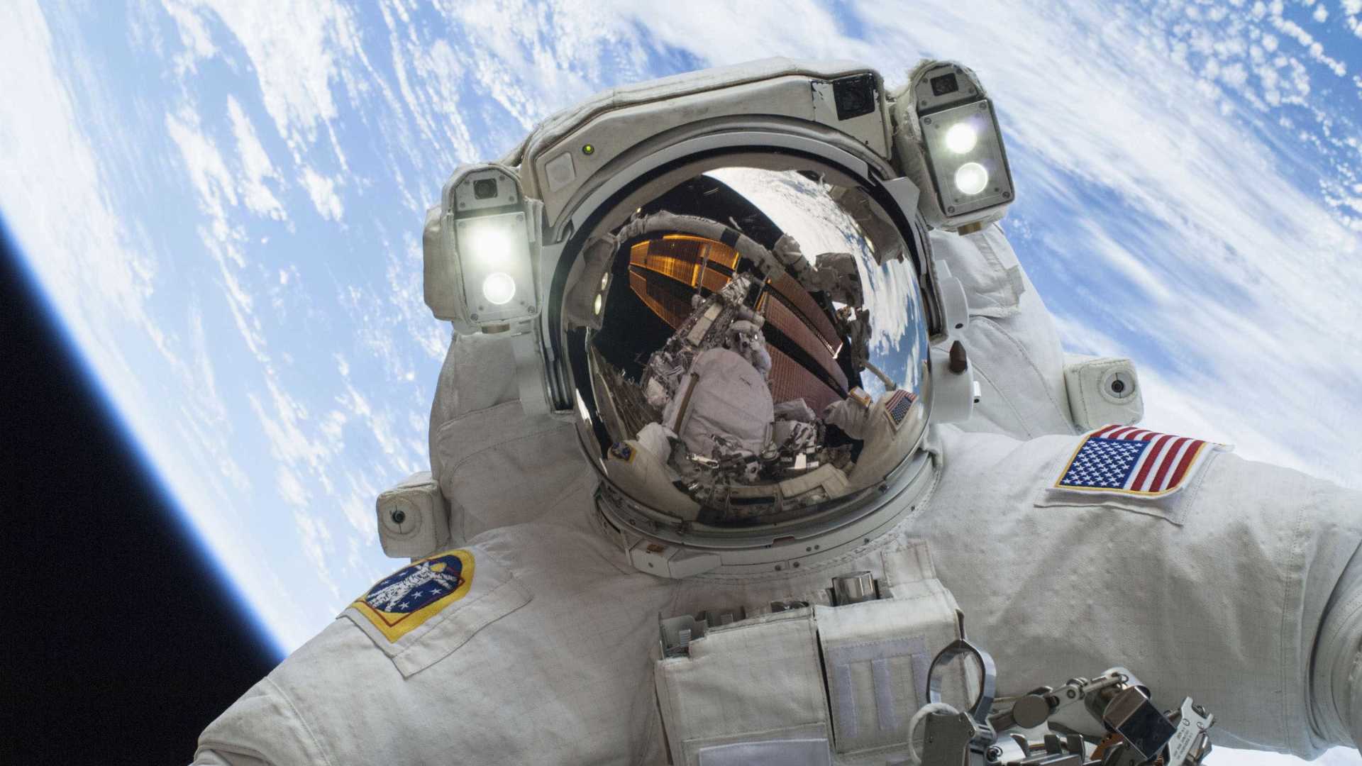 Traje com retorno automático ajuda a recuperar astronautas perdidos
