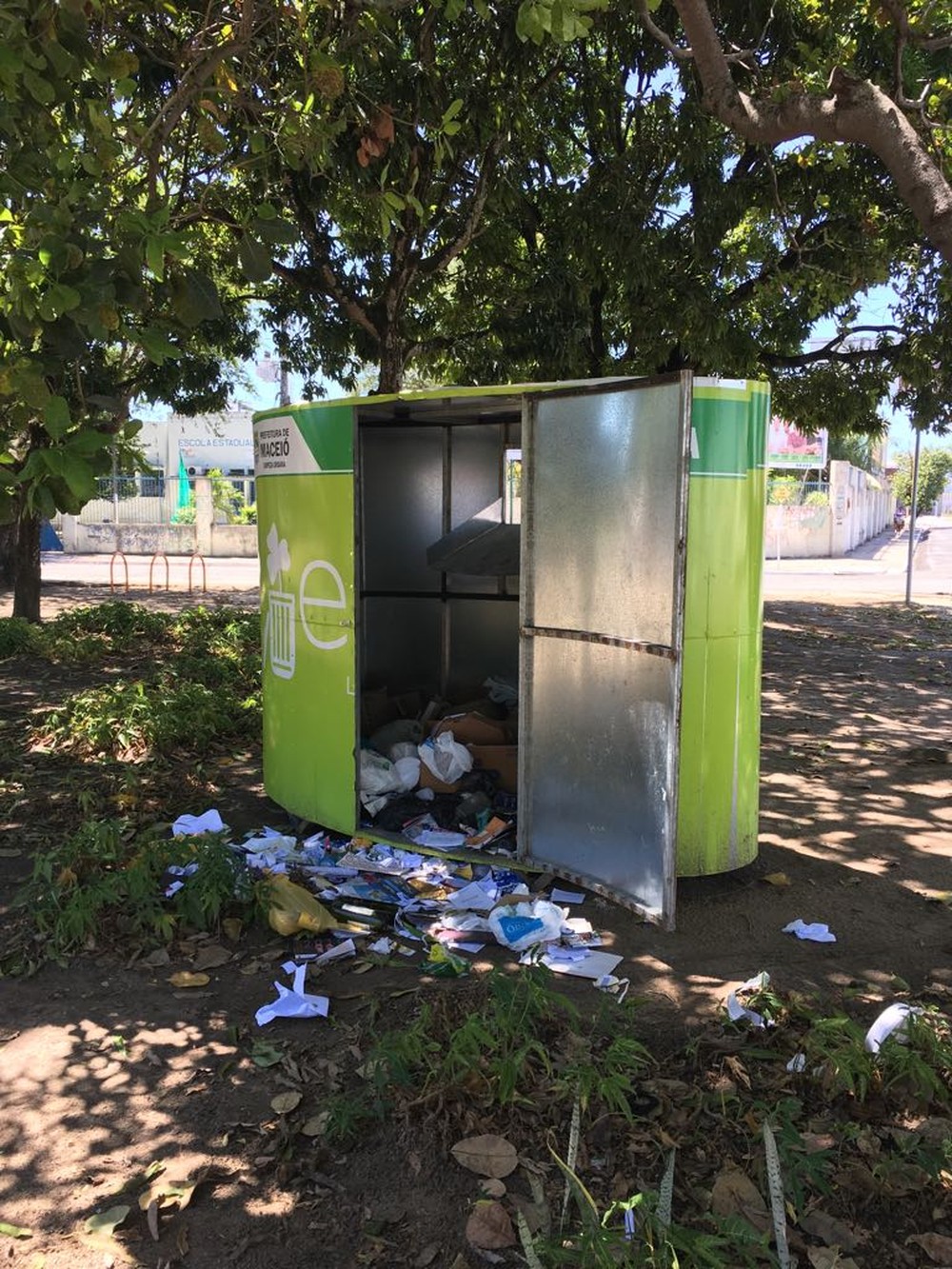 Ponto de coleta de material reciclável é alvo de vandalismo na Centenário, Maceió