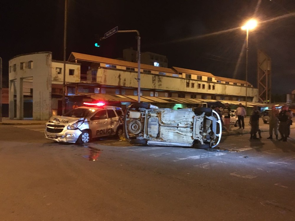 Acidente entre viatura da PM e carro de passeio no Centro do Recife deixa um ferido