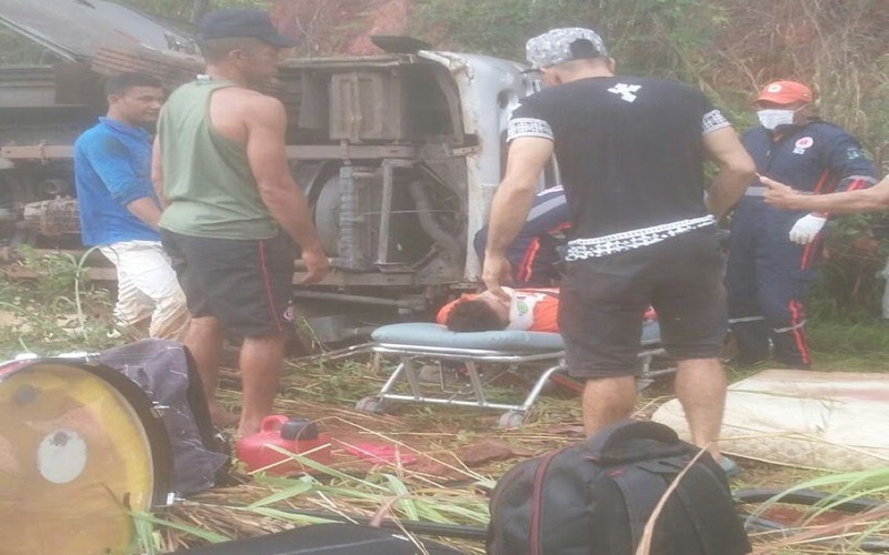 Acidente com van deixa morto filho do cantor Cristiano Neves na BR-135