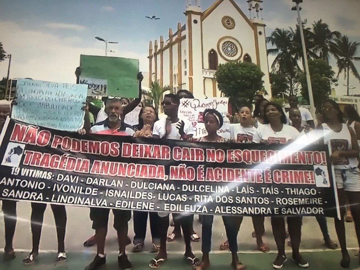 Sobreviventes e parentes de vítimas da tragédia que deixou 19 mortos protestam na Bahia