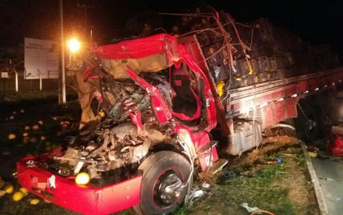 Acidente entre dois caminhões deixa um morto na Zona da Mata de Pernambuco