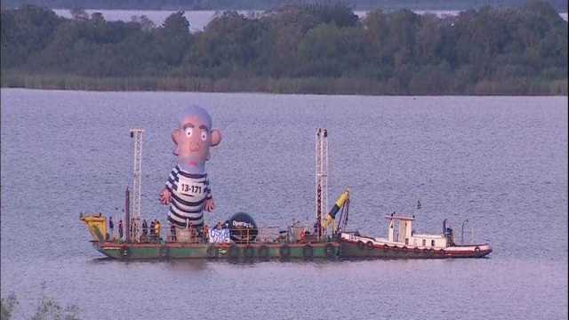 Governo manda retirar boneco de Lula do rio Guaíba em Porto Alegre