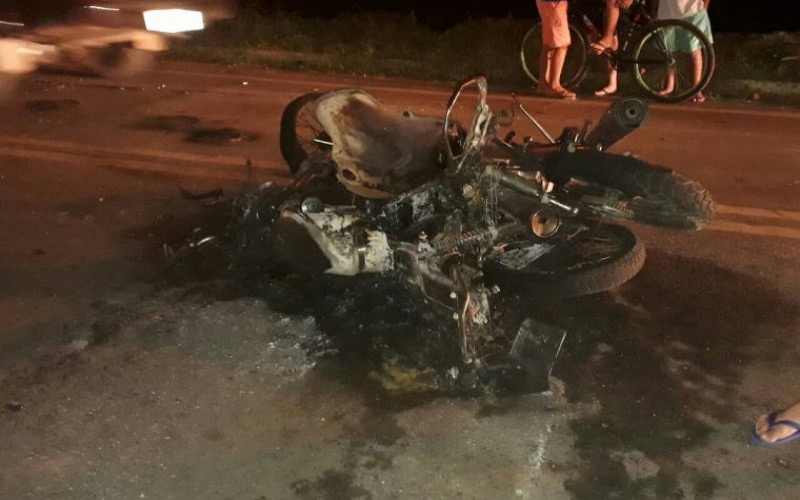 Motorista morre preso as ferragens após acidente de trânsito em Jati-CE e duas motos pegam fogo após colisão em Várzea Alegre-CE