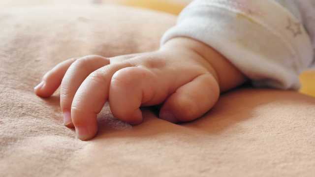 Bebê nasce com 6,1 kg e e 53 cm, do tamanho de criança de 5 meses