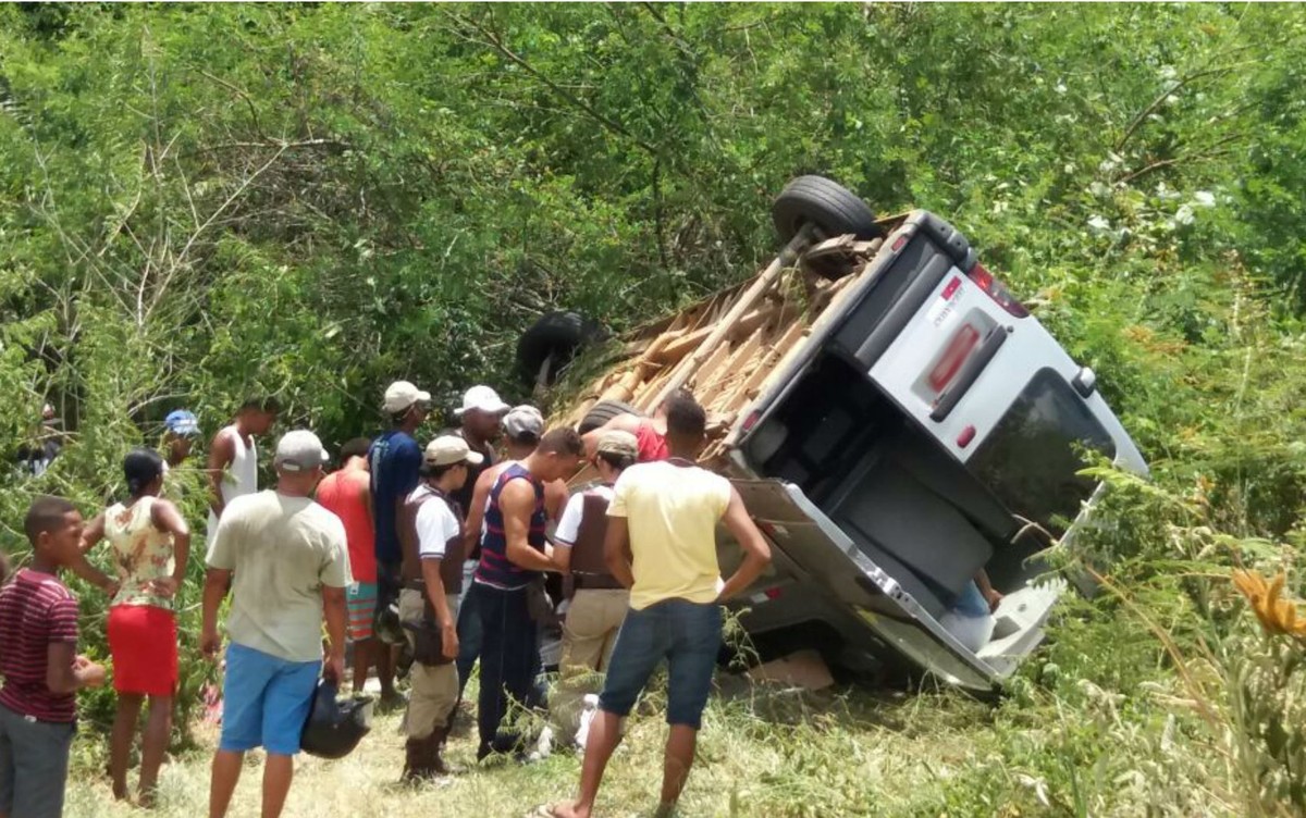 Acidente com van deixa oito pessoas feridas na BA-878, região do recôncavo