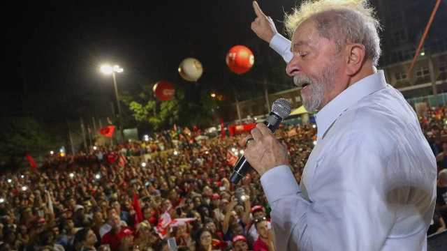 Manifestantes pró-Lula começam a montar acampamento em Porto Alegre