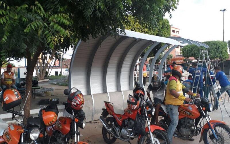 Prefeitura de Juazeiro do Norte instala novos abrigos para mototaxistas
