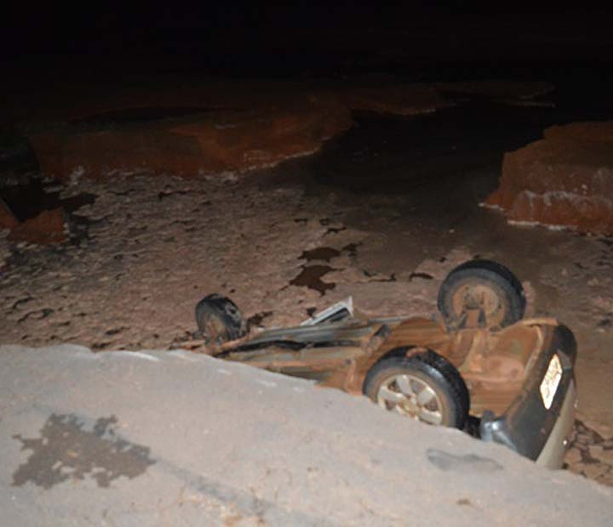 Asfalto de rodovia cede e carro cai em cratera no oeste da Bahia; veja fotos