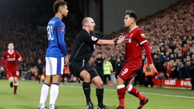 Firmino é acusado de racismo, mas é salvo por leitura labial