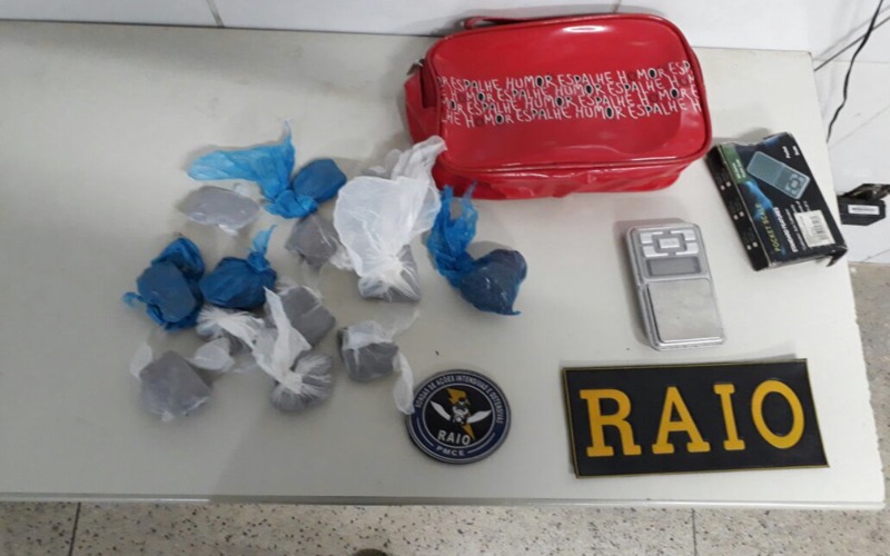 RAIO fecha boca de fumo e apreende 13 trouxinhas de maconha no bairro PIO X em Juazeiro do Norte-CE