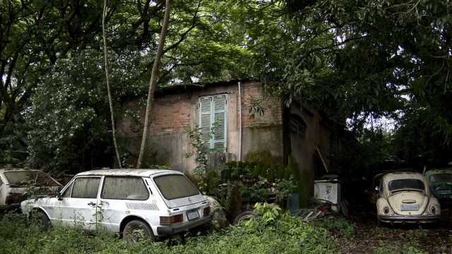 Militar acumula mais de 350 carros em chácara de Valinhos (SP)