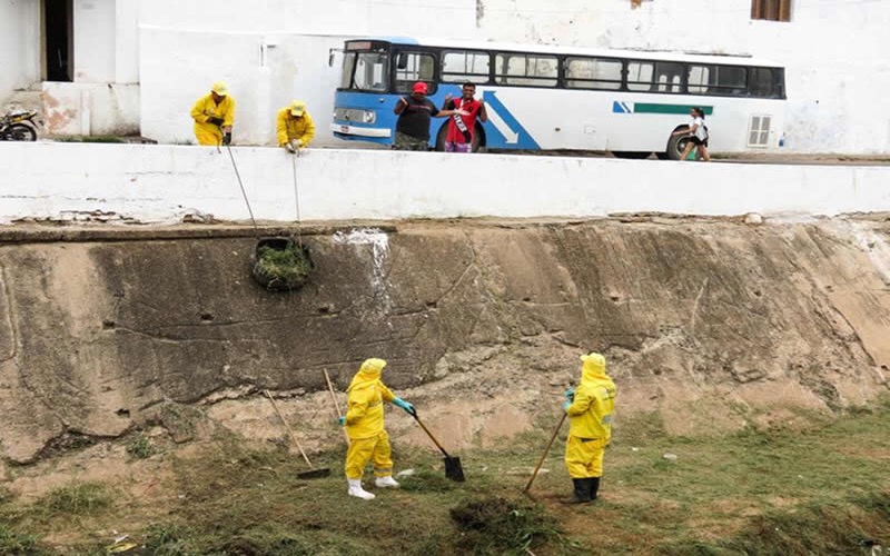 Prefeitura do Crato intensifica limpeza do Canal do Rio Grangeiro