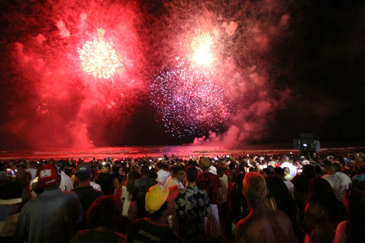 Chegada de 2018 é saudada ao som de frevo na orla do Recife