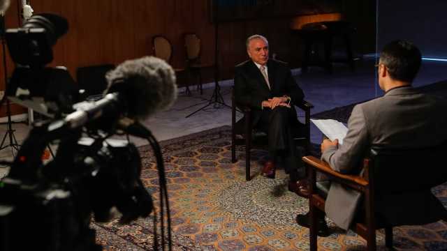 Em busca de popularidade, Temer se encontra com Sílvio Santos e Ratinho