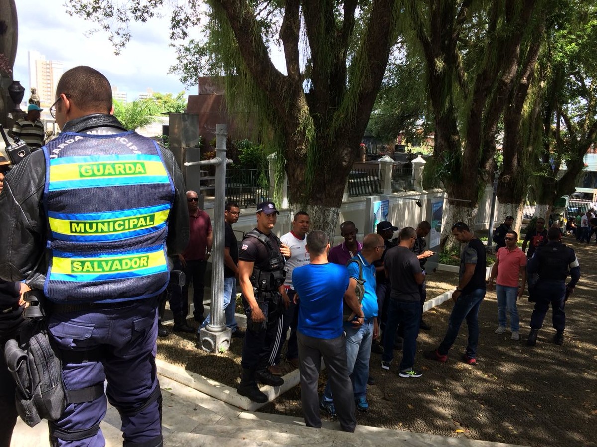 Guarda municipal assassinado junto com amigo no bairro de Águas Claras é enterrado em Salvador