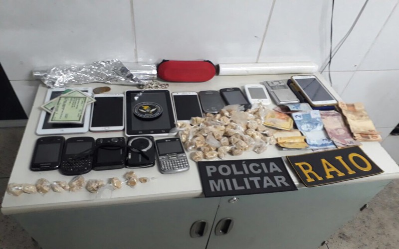 BPRAIO e POG fecham boca de fumo e prendem quatro acusados com 71 papelotes de crack no bairro Vila Carité em Juazeiro do Norte-CE
