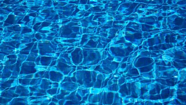 Jornalista morre após levar choque ao cantar dentro de piscina em SC