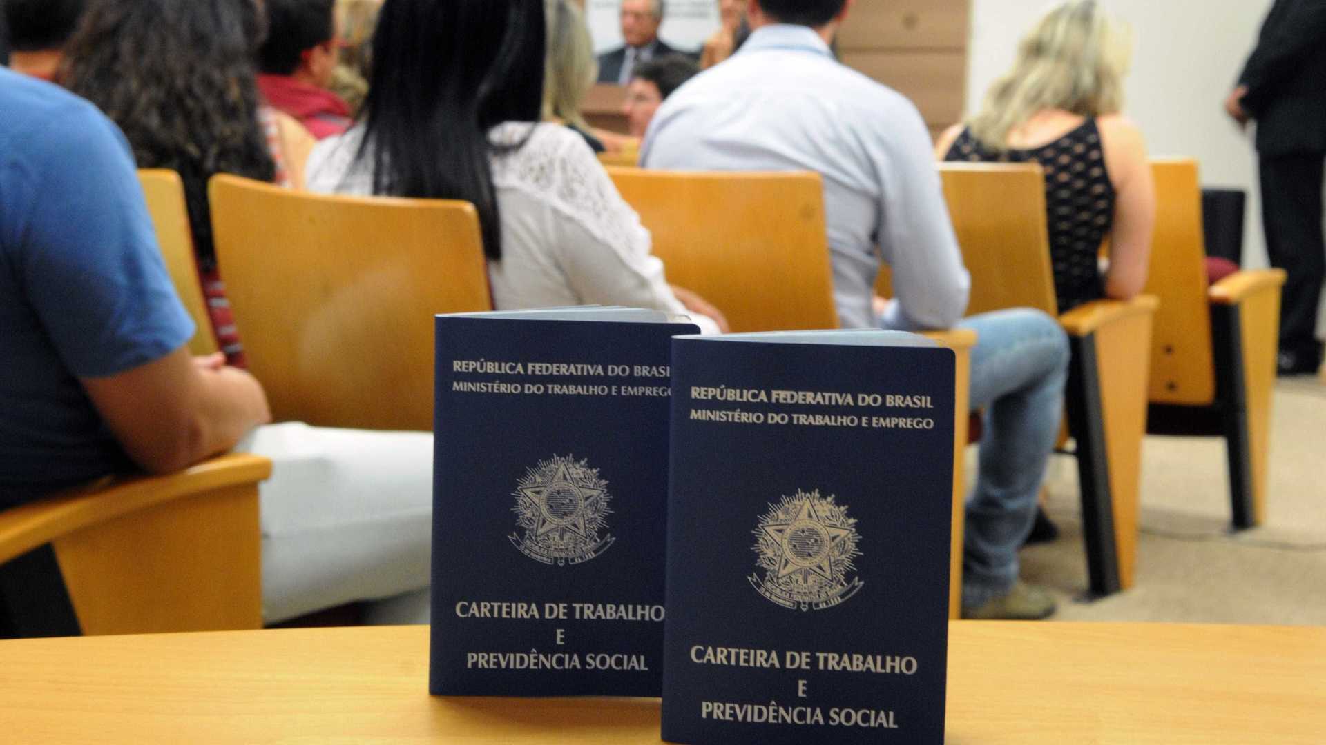 Comércio gerou mais vagas formais em 2017; veja setor que mais demitiu