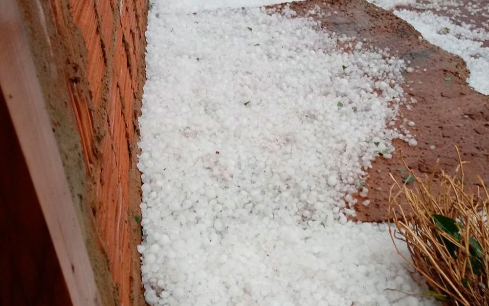 Cidade no oeste da Bahia é atingida por chuva de granizo; tempestade durou 40 minutos