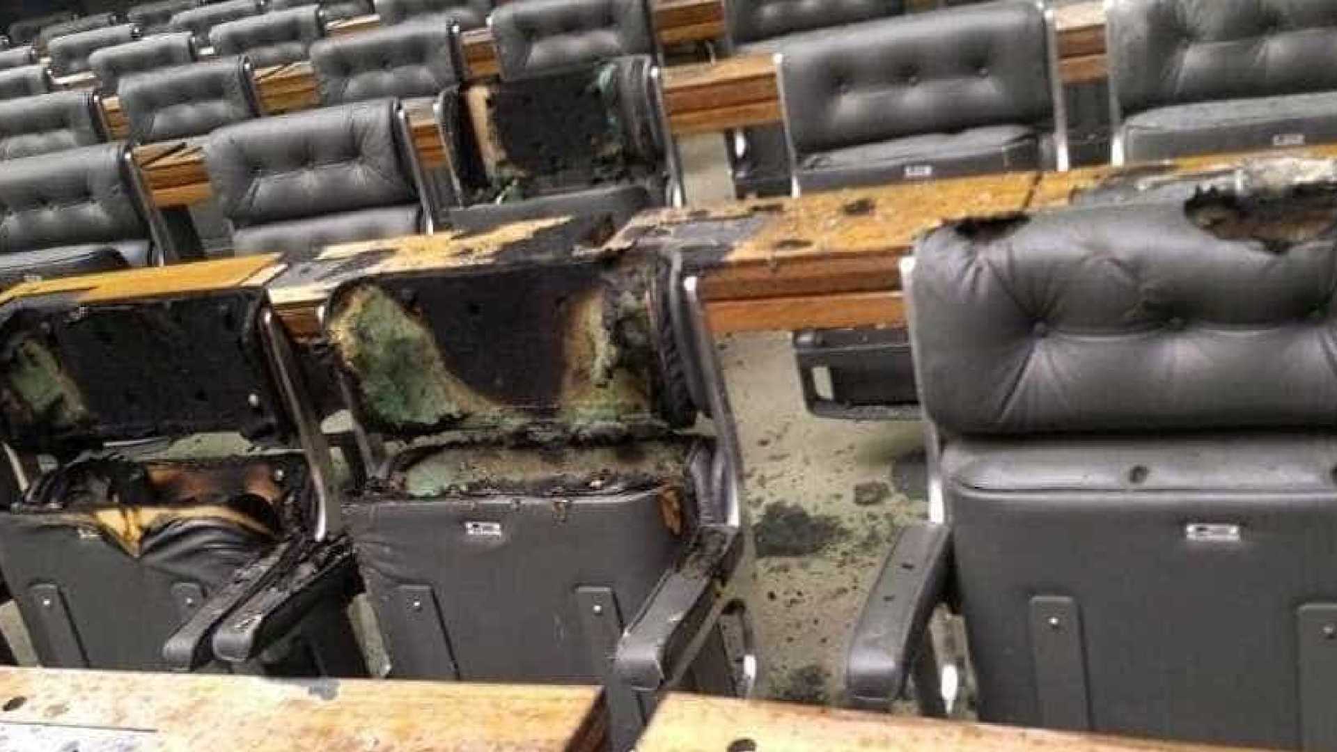 Plenário da Câmara tem princípio de incêndio e é interditado