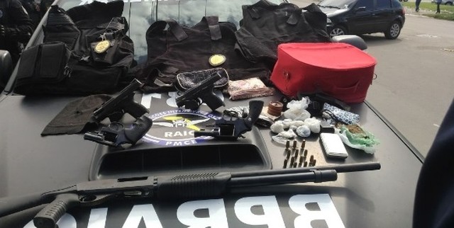 Quadrilha é presa com 5 armas e distintivos da Polícia Civil no Ceará
