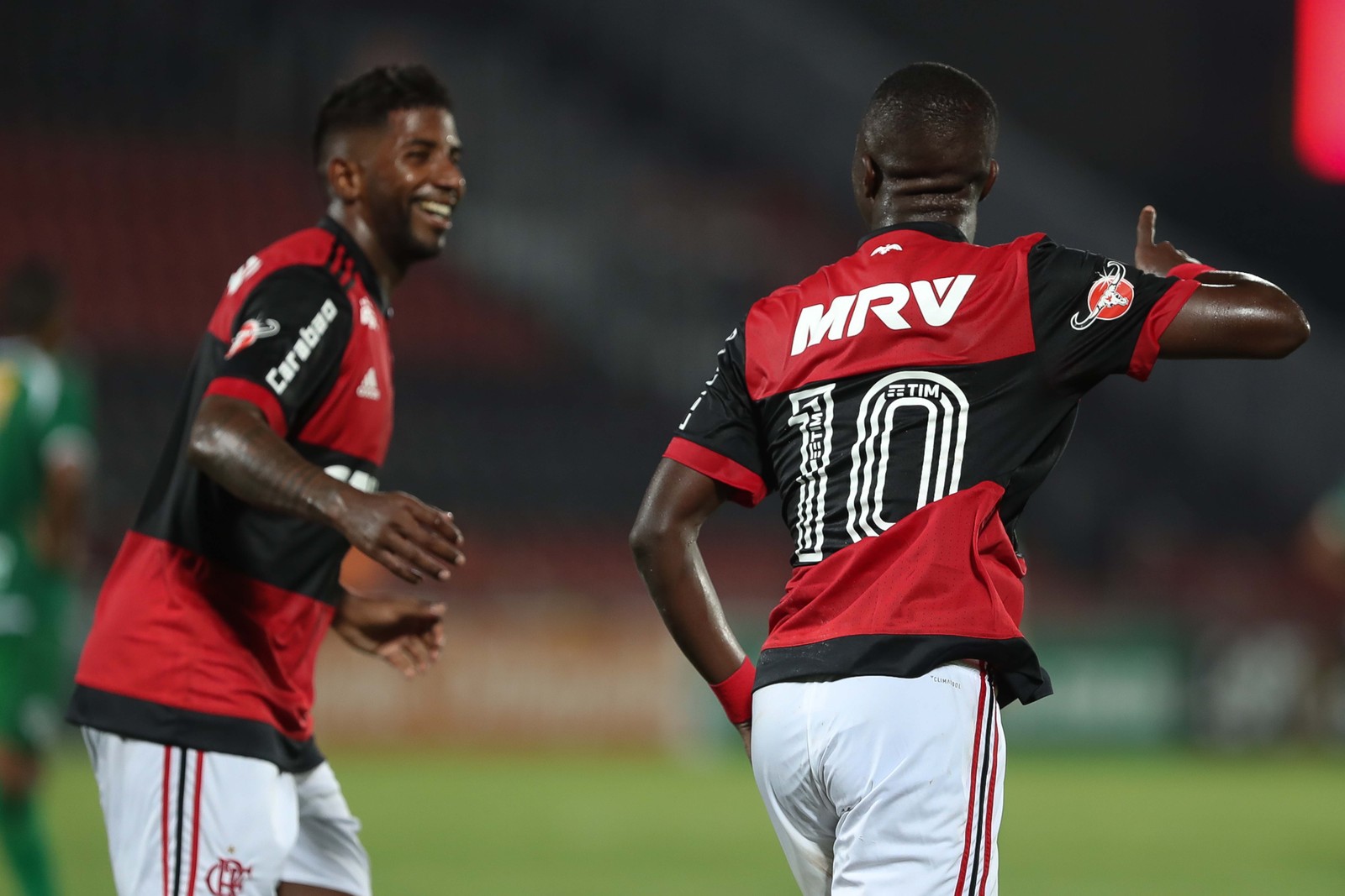 Gol, caneta e movimentação: com “a 10 do rei”, Vinicius começa 2018 em bom nível