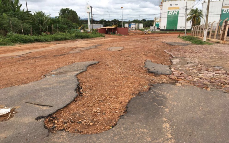 Buracos e lama atrapalham acesso de veículos de grandes empresas na cidade de Crato-CE