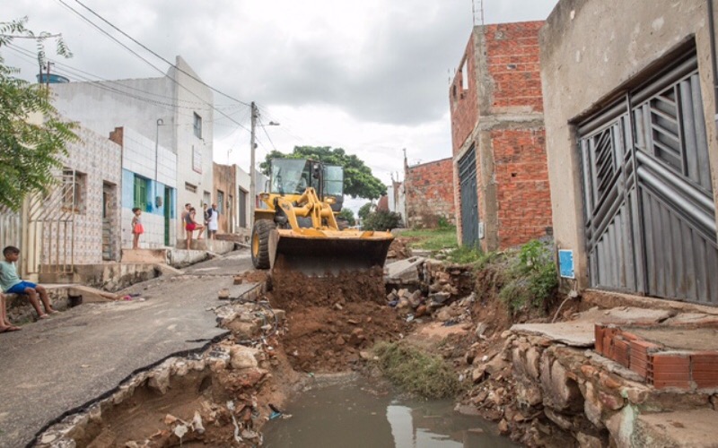 Prefeito Arnon Bezerra designa força-tarefa após chuvas para recuperar ruas e avenidas da cidade