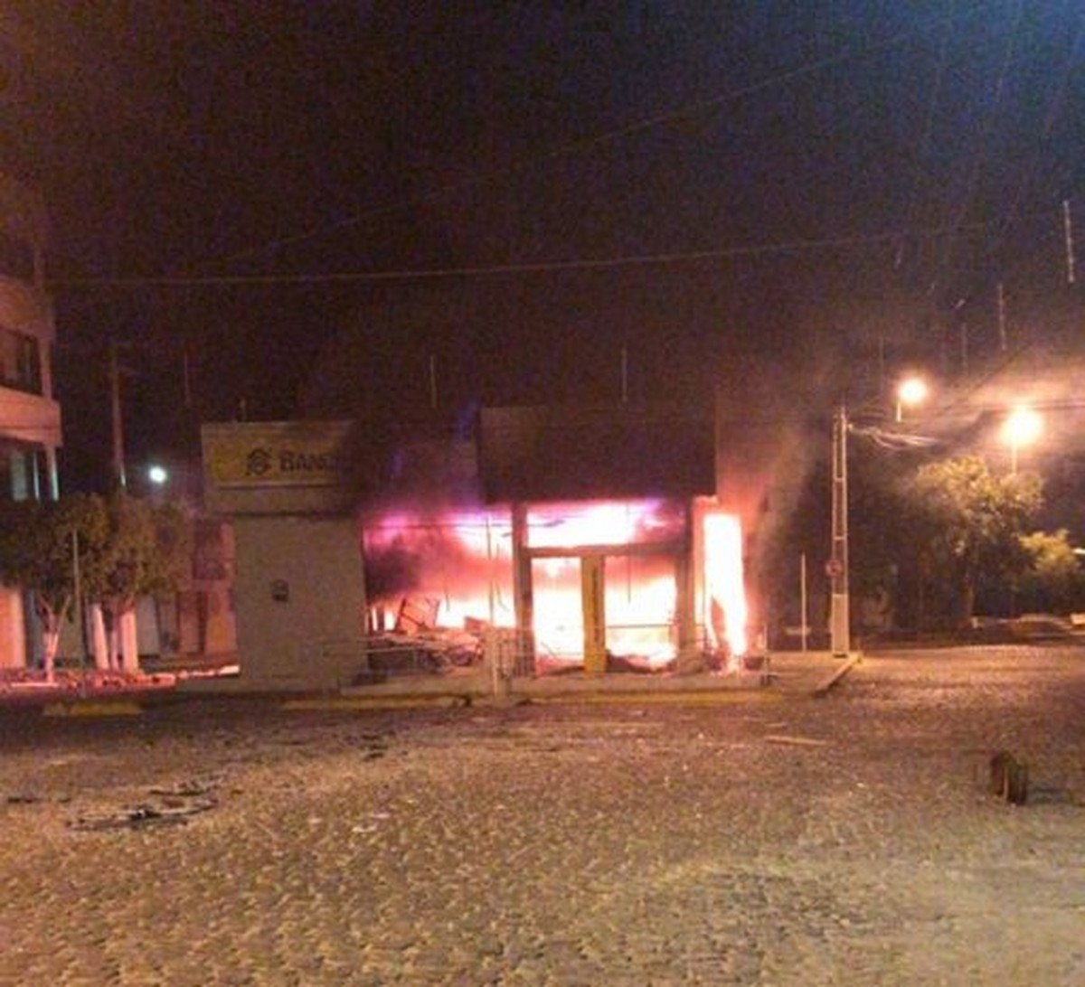 Criminosos explodem agência bancária em Carnaíba, Sertão de PE