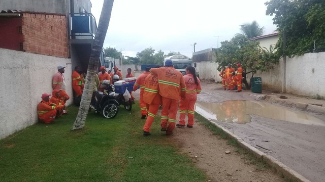 Funcionários que fazem coleta de lixo em Marechal Deodoro paralisam as atividades