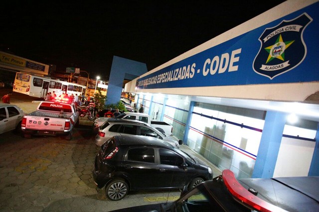 PM prende casal suspeito de assaltar taxista no bairro da Jatiúca, em Maceió