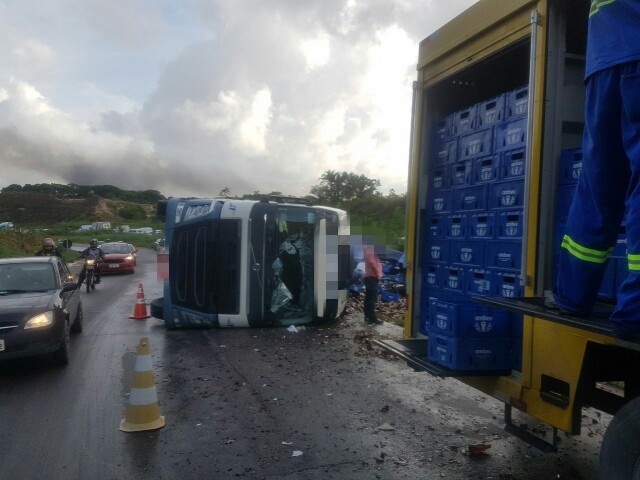 Carreta que transportava cerveja tomba na BR-101, no Recife