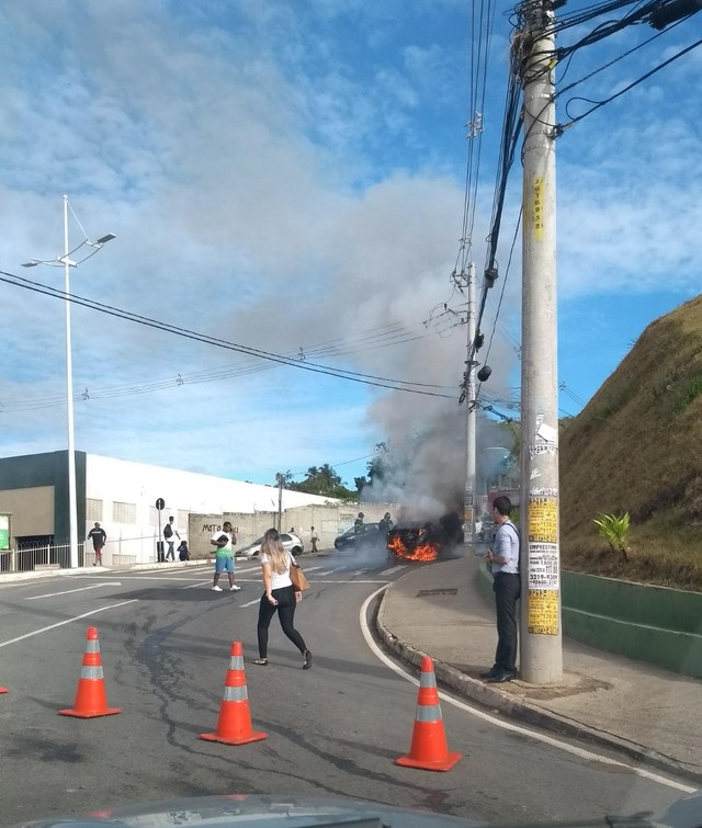 Carro pega fogo na entrada do Vale dos Lagos e trânsito fica lento na Av. Paralela