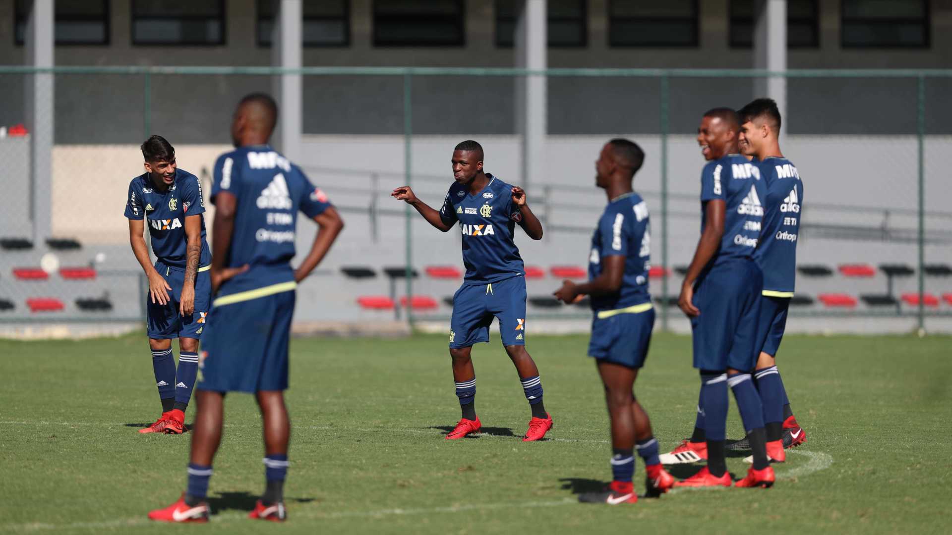 Rodada de sábado tem clássicos no Brasil e no mundo; confira