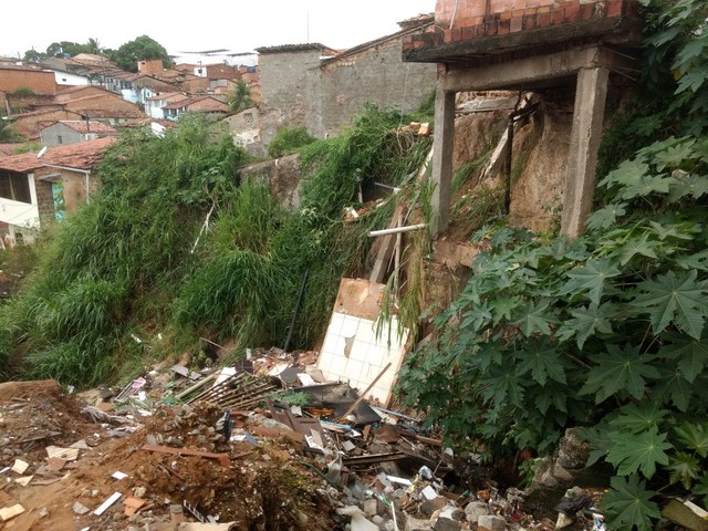 Criança morre e mãe fica ferida após desabamento de casa em Maceió