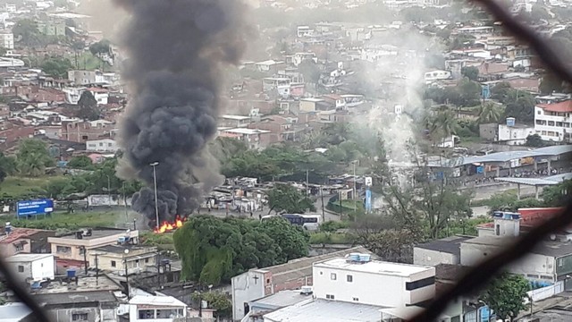 Protestos bloqueiam vias e causam engarrafamentos no Recife