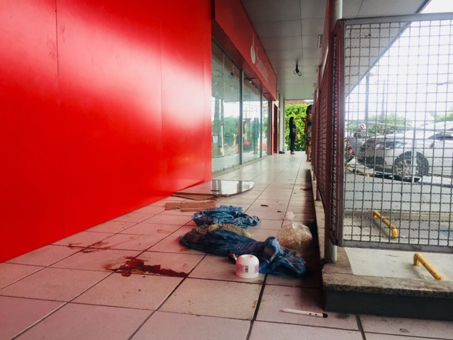 Moradora de rua é encontrada morta em frente a agência bancária no Recife